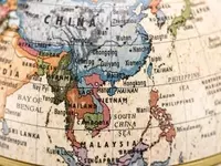 Diversifying Emerging Market Exposure: Why INDY Complements EEM's AI-Driven Surge