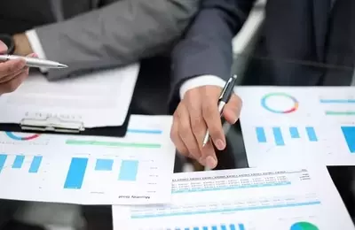 Palantir Technologies vs. Industry Peers: A Comprehensive Financial Comparison