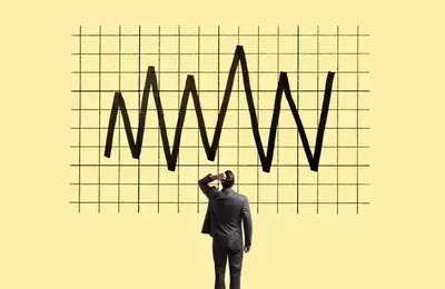 Navigating Market Volatility: A Guide for Investors in Accumulation and Decumulation Phases