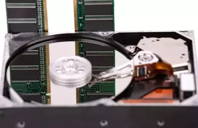 Seagate Faces Valuation Concerns Amidst Strong Memory Chip Competition