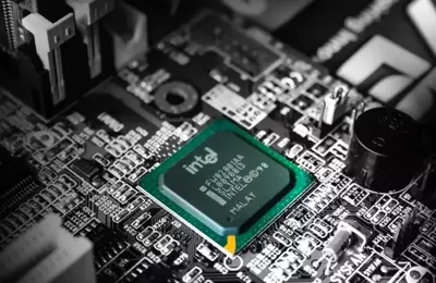 Intel's Advanced Packaging for AI Data Centers Receives Analyst Boost