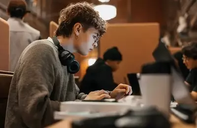 Chegg's Declining Fortunes: A 'Sell' Recommendation Amidst Fundamental Weakness