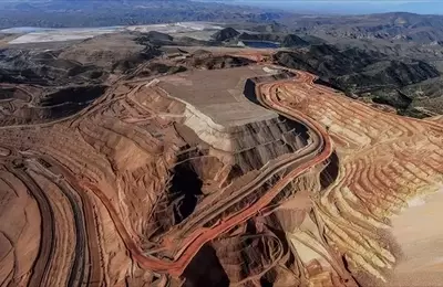 The Interplay of Oil and Gold in Economic Cycles