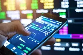 Understanding Bond Returns: Yield to Maturity vs. Spot Rate