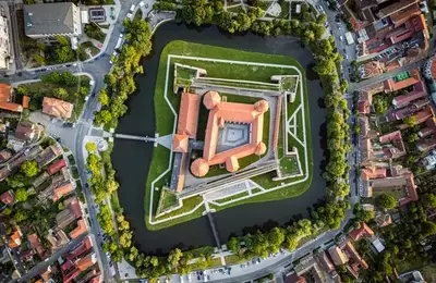 Bill Ackman's Strategic Investments: Targeting Economic Moats at Discounted Valuations