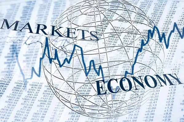 Market Dynamics: Navigating Valuation Extremes and Economic Signals