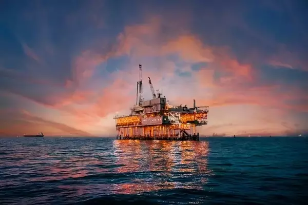 Oil Market Dynamics: Understanding Midstream Investment Strategies Amidst Price Volatility