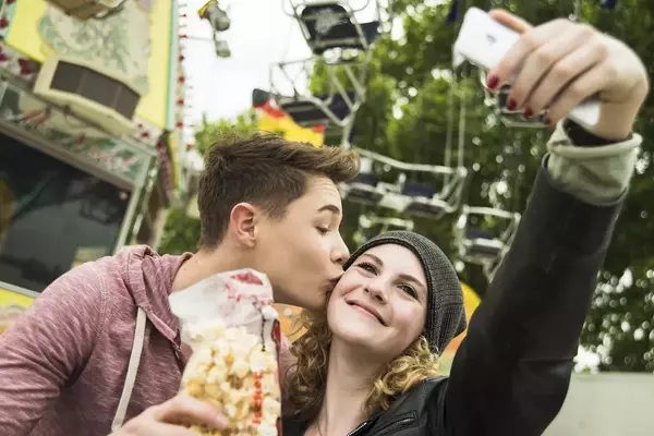The 'Hard Launch' Phenomenon: Teenagers and Online Relationship Announcements